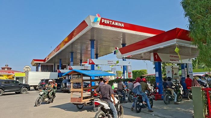 Aktivitas di SPBU Keumuneng Kecamatan Peureulak, Aceh Timur masih kondusif tanpa antrian yang memanjang, pada Sabtu (18/4/2026).