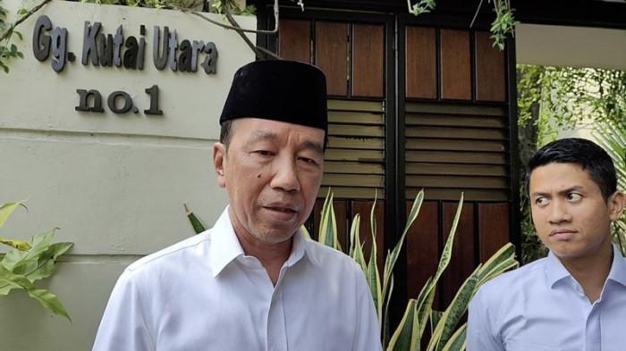Presiden ke-7 RI Jokowi menanggapi berbagai hal yang menyangkut dirinya di depan awak media, Kamis (31/7/2025). 
