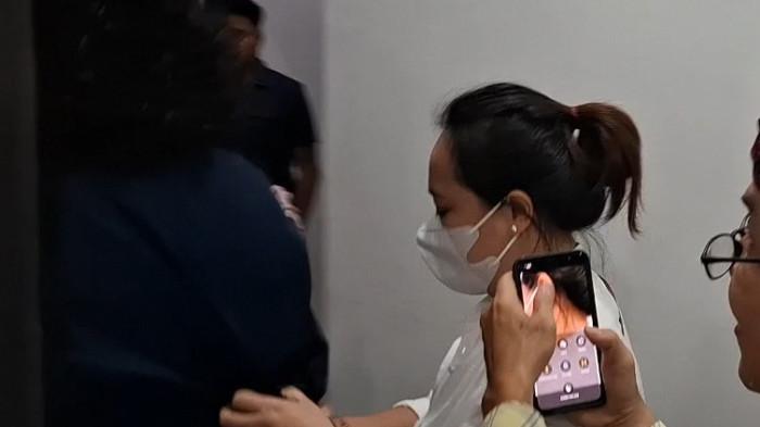 PENGGELAPAN MOBIL RENTAL DI BATAM - Carolein Parewang, terlapor penggelapan mobil rental saat hendak dimintai keterangan di ruang penyidik Satreskrim Polresta Barelang, Senin (20/4/2026).