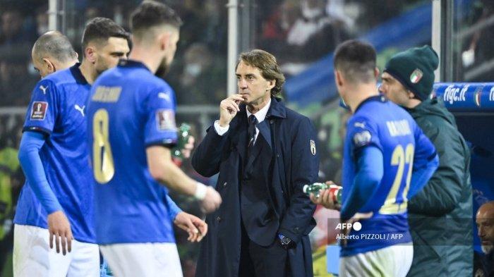 Pelatih Italia Roberto Mancini bereaksi pada akhir pertandingan sepak bola play-off kualifikasi Piala Dunia 2022 antara Italia dan Makedonia Utara, pada 24 Maret 2022 di stadion Renzo-Barbera di Palermo.