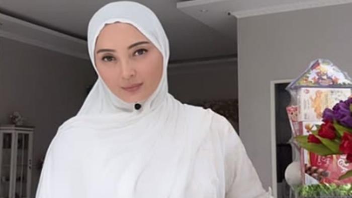 SEMBUNYIKAN PERCERAIAN- Aktris senior Della Puspita menyimpan rahasia besar dari anak-anaknya terkait perceraiannya dengan mantan suaminya, Jocky Fernando selama 8 tahun