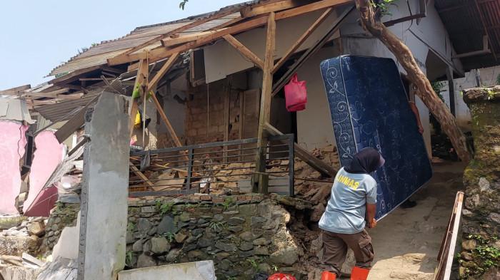 PERGERAKAN TANAH BOGOR - Kondisi rumah ambruk akibat pergerakan tanah di Kampung Cimangurang RT 04/02, Desa Cijayanti, Kecamatan Babakanmadang, Kabupaten Bogor, Selasa (21/4/2026).