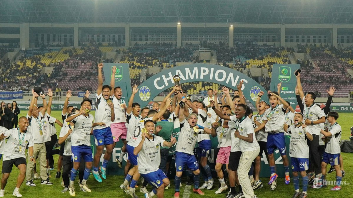 PERAYAAN JUARA - Tim official PSIM Yogyakarta merayakan gelar juara Liga 2 2024/2025 di Stadion Manahan, Solo, Rabu (26/2/2025) sore. PSIM Yogyakarta berhasil keluar sebagai juara Liga 2 setelah mengalahkan Bhayangkara FC 2-1 pada laga final. Tribun Solo/Muhammad Nursina