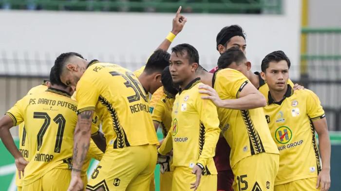 BARITO PUTERA - Para pemain Barito Putera melakukan tos bersama sebelum pertandingan pekan ke-11 Grup 2 Liga 2 melawan Deltras FC di Stadion Demang Lehman, Martapura, pada Minggu (16/11/2025) sore WIB. Barito Putera berhasil menang tipis dengan skor 1-0.