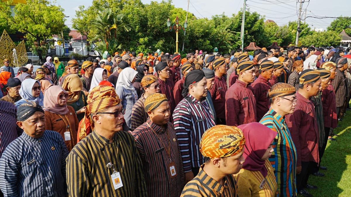 HARI KARTINI KLATEN - Peserta upacara peringatan ke-147 Hari Kartini berdiri khidmat mengenakan busana lurik di Halaman Pendopo Pemkab Klaten, Selasa (21/4/2026).