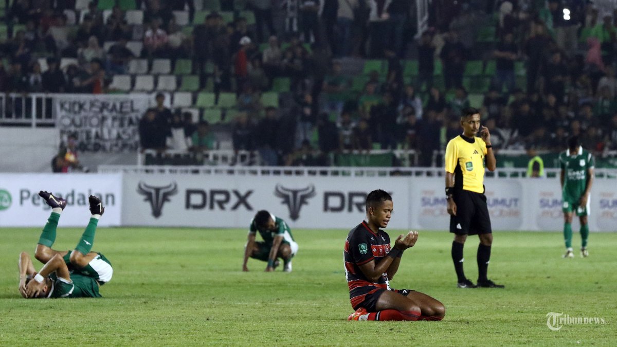 KALAH - Pesepakbola Persekat Tegal Joko Susilo (tengah) berdoa seusai berhasil mengalahkan tim tuan rumah PSMS Medan pada pertandingan pembukaan Championship Musim 2025/2026, di Stadion Utama Sumatra Utara, Deliserdang, Jumat (12/9/2025). Dalam pertandingan tersebut tim Persekat Tegal berhasil memetik poin penuh dengan kemenangan 1-0 atas tim tuan rumah PSMS Medan. TRIBUN MEDAN/DANIL SIREGAR