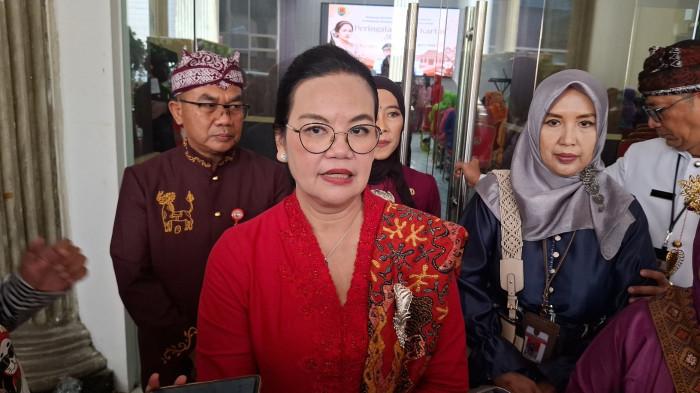 HUNTARA - Wali Kota Semarang, Agustina Wilujeng Pramestuti saat wawancara di depan Aula Balaikota Semarang, Selasa (21/4/2026). Wacana relokasi warga terdampak tanah gerak di Kelurahan Jangli, Kecamatan Tembalang, Kota Semarang memasuki babak baru. Pemerintah Kota (Pemkot) Semarang menyebut mulai menyiapkan titik hunian sementara (huntara) di Kelurahan Rowosari. Namun rencana tersebut masih menghadapi kendala.