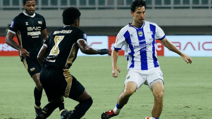 Aksi Thom Haye menguasai bola dibayangi Hugo Gomes dalam laga Dewa United vs Persib Bandung pada pekan ke-28 Super League 2025-2026 yang berakhir dengan skor 2-2, Senin (20/4/2026) di Banten International Stadium. (Dokumentasi Persib Ofisial)