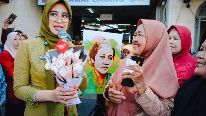 Wakil Wali Kota Solo Astrid Widayani ikut merayakan Hari Kartini pada Selasa (21/4/2026) dengan berbagai kegiatan sehari penuh. Mulai dari apresiasi terhadap buruh gendong Pasar Gede hingga ibu-ibu Pemberdayaan Kesejahteraan Keluarga (PKK).