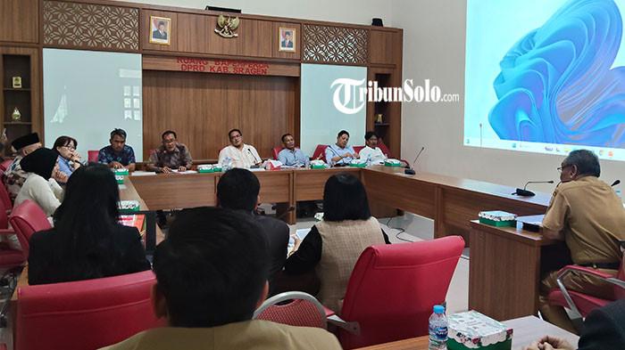 TEMUI DPRD SRAGEN - Pertemuan kuasa hukum dan keluarga WAP (14), siswa SMPN 2 Sumberlawang yang tewas di toilet sekolah dengan anggota DPRD Sragen di Kantor DPRD Kabupaten Sragen, Selasa (21/4/2026). Kuasa hukum keluarga korban, Asri Purwanti, menjelaskan ada tiga poin utama yang diajukan keluarga korban dalam pertemuan tersebut.