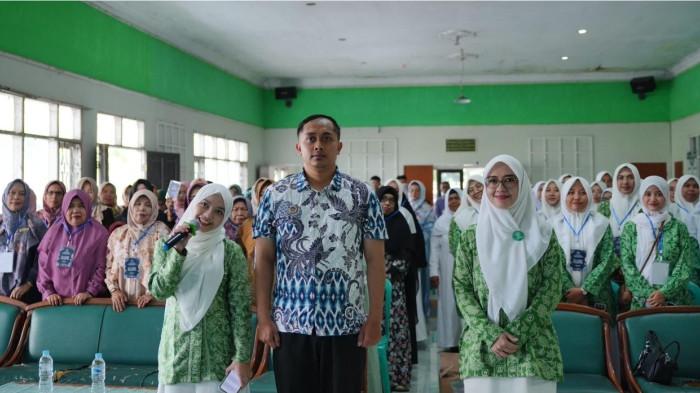 2Anggota Komisi IX DPR RI, Zainul Munasichin sosialisasi Program MBG yang digelar di Sukabumi.
