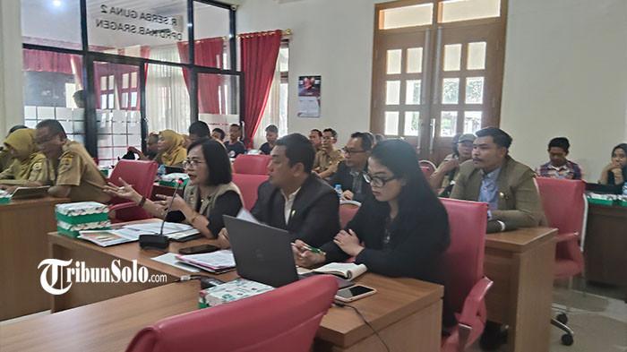 AJUKAN RESTITUSI - Asri Purwanti, kuasa hukum WAP (14) siswa SMPN 2 Sumberlawang yang tewas di toilet sekolah, saat berbicara dengan anggota DPRD Sragen, di Kantor DPRD Sragen, Selasa (21/4/2026). Tak hanya menuntut pelaku, kuasa hukum keluarga meminta agar tanggung jawab ganti rugi atau restitusi dibebankan kepada pihak sekolah dan Dinas Pendidikan dan Kebudayaan (Disdikbud) Sragen.