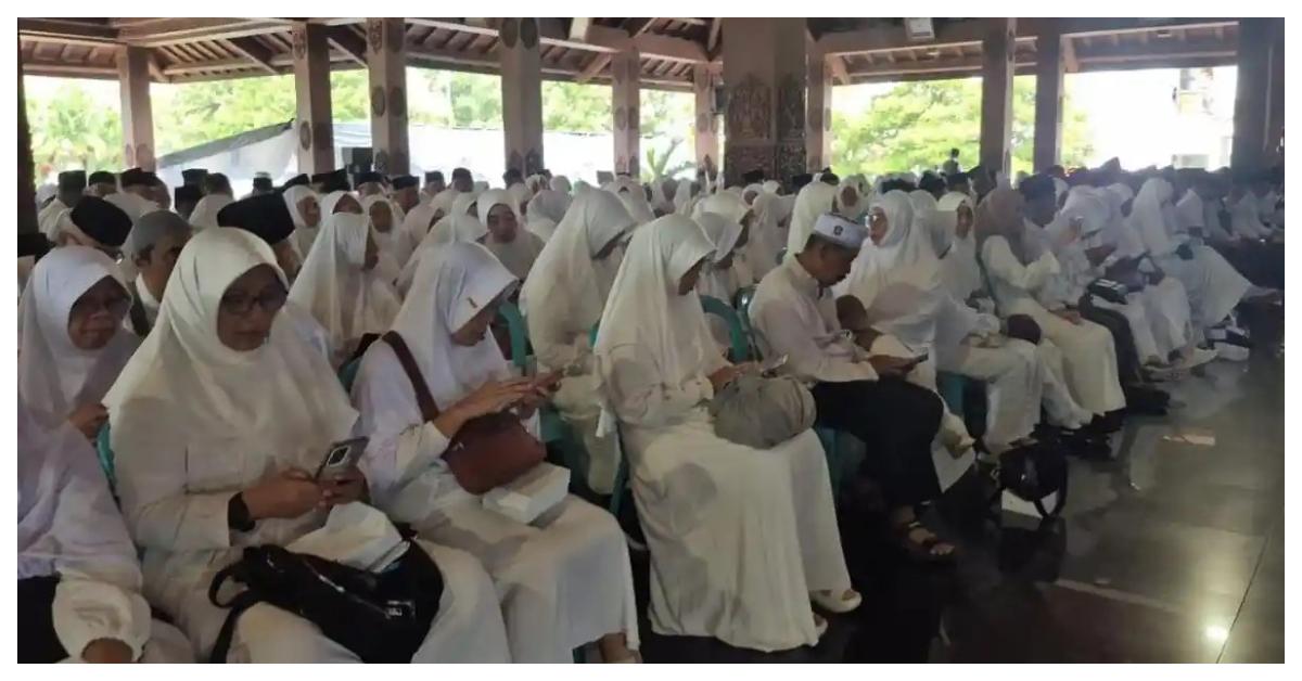IBADAH HAJI - Ratusan jemaah haji Ponorogo saat pamitan di Pendopo Agung Kabupaten Ponorogo, Jalan Alun-alun Timur, Kecamatan/Kabupaten Ponorogo, Jatim, Rabu (8/4/2026). 565 Jemaah Haji asal Ponorogo siap menunaikan Haji, Suraya merupakan jemaah haji termuda sedangkan tertua adalah Siti Robinga.