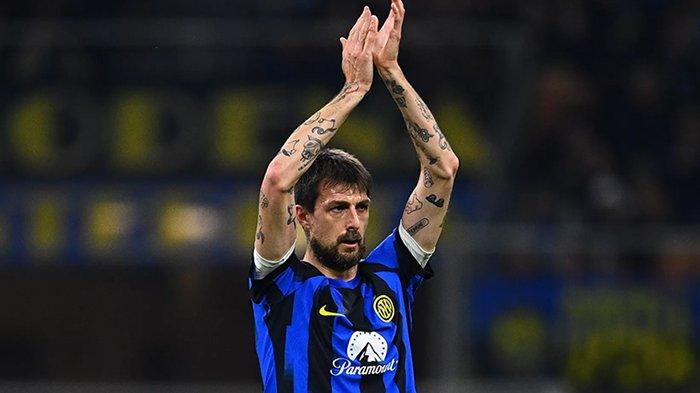 TUGAS KHUSUS - Bek veteran Francesco Acerbi, bakal mendapat tugas khusus mengawal ketat pergerakan Anastasios Douvikas, pada duel Inter Milan vs Como, leg kedua semifinal Coppa Italia, Rabu (22/4/2026).