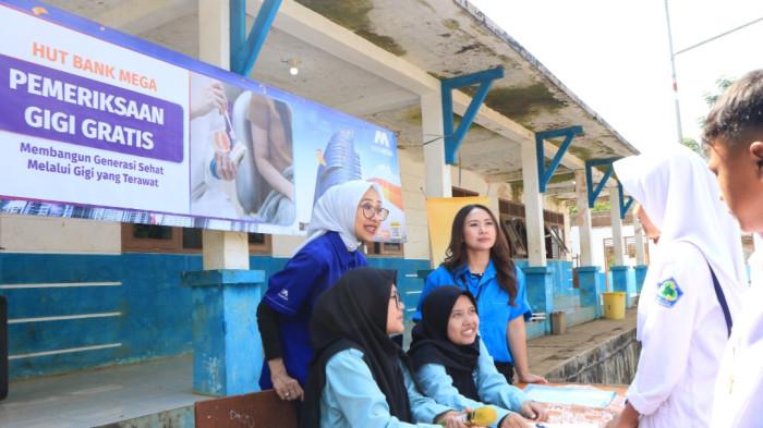 PEMERIKSAAN GIGI GRATIS - Dalam rangka memperingati Hari Ulang Tahun (HUT) ke-57, PT Bank Mega Tbk (“Bank Mega”) menyelenggarakan kegiatan sosial berupa pemeriksaan gigi gratis di SMP Al Adzkiya - Cianjur