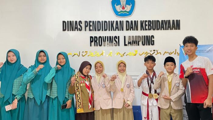 AUDIENSI - Kadisdikbud Lampung Thomas Amirico terima audiensi siswa berprestasi dari Baitul Jannah Islamic School di Hari Kartini, Selasa (21/4/2026).