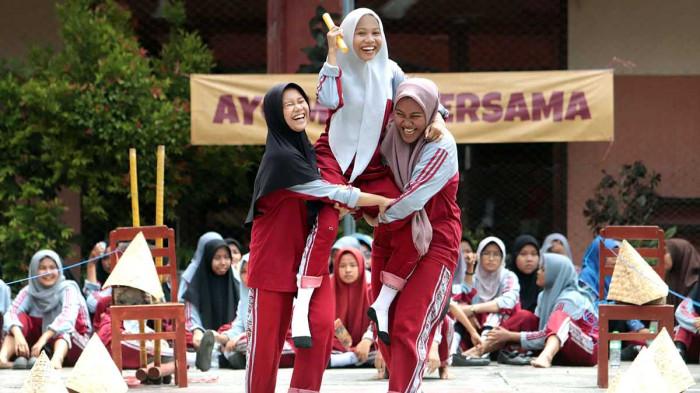 ‎TANPA GADGET - Sejumlah anak usia pelajar di Surabaya saat asyik bermain bersama temannya. Saat ini Wali Kota Surabaya, Eri Cahyadi, menetapkan gerakan tanpa gawai pukul 18.00 - 20.00 WIB.
