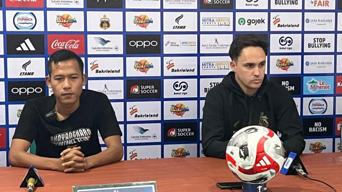 JELANG LAGA - Pelatih Bhayangkara Lampung FC, Paul Munster bersama pemainnya, Wahyu Subo Seto dalam konferensi pers jelang laga kontra Arema FC di Stadion Sumpah Pemuda, Lampung, Senin (9/3/2026).  dok: Bhayangkara Lampung FC
