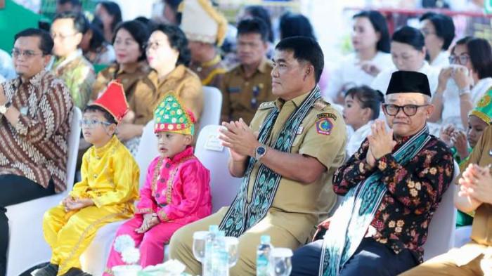 APRESIASI - Gubernur Sulawesi Utara (Sulut), Yulius Selvanus Komaling (YSK), mengapresiasi langkah pemerintah pusat dalam mempercepat revitalisasi satuan pendidikan di daerahnya. Peresmian program dipusatkan di TK Negeri 10 Manado dan dipimpin langsung oleh Menteri Pendidikan Dasar dan Menengah, Abdul Mu'ti, Selasa (21/4/2026).