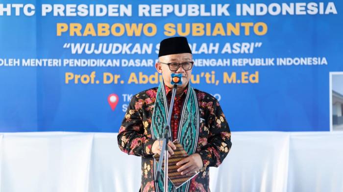 APRESIASI - Gubernur Sulawesi Utara (Sulut), Yulius Selvanus Komaling (YSK), mengapresiasi langkah pemerintah pusat dalam mempercepat revitalisasi satuan pendidikan di daerahnya. Peresmian program dipusatkan di TK Negeri 10 Manado dan dipimpin langsung oleh Menteri Pendidikan Dasar dan Menengah, Abdul Mu'ti, Selasa (21/4/2026).