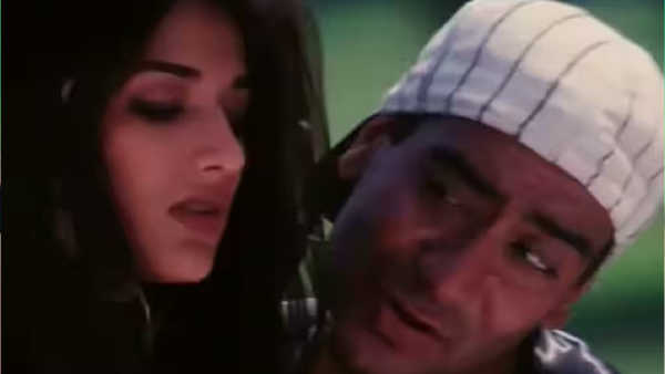 अनेक गाण्यांच्या मागे काहीतरी वेगळी आणि रंजक कथा दडलेली असते. अशीच एक खास गोष्ट म्हणजे Akele Na Bazaar Jaya Karo या गाण्याची. हे गाणे आजही प्रेक्षकांच्या मनात घर करून आहे. 