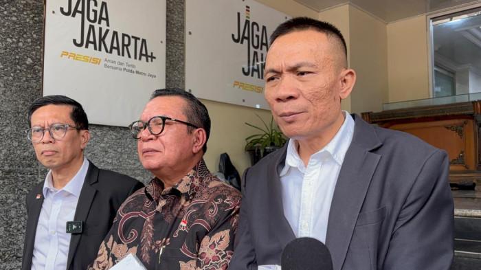 TERIMA SP3 - Rismon Hasiholan Sianipar mengaku lega setelah penyidik Polda Metro Jaya menerbitkan Surat Perintah Penghentian Penyidikan (SP3) kasus tudingan ijazah palsu Presiden ke-7 RI Joko Widodo. Keterangan disampaikan di Mapolda Metro Jaya, Jakarta Selatan, Rabu (15/4/2026).