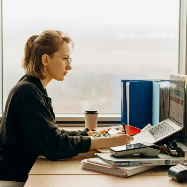 woman forced to work after return to office mandate despite commuting cost