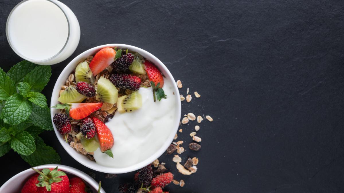 Ilustrasi yogurt dan buah, camilan sehat dan tinggi kalsium untuk tulang