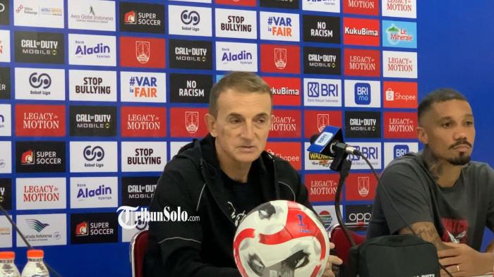 UNGKAP KONDISI PERSIS - Pelatih Persis Solo, Milomir Seslija saat berbicara dalam jumpa pers, Selasa (21/4/2026). Persis Solo akan menjamu Bhayangkara Lampung FC dalam laga lanjutan Super League 2025/2026 di Stadion Manahan Solo, Rabu (22/4/2026) besok.