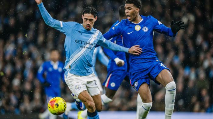 CITY VS CHELSEA - Aksi Tijjani Reijnders (kiri) mencoba mempertahankan bola pada laga Manchester City vs Chelsea di Etihad Stadium dalam lanjutan Liga Inggris 2025/2026 pada Senin (5/1/2026) dini hari WIB.