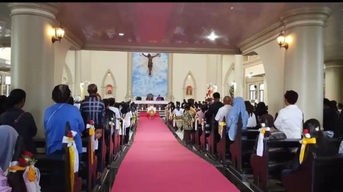 PEMAKAMAN NUS KEI - Suasana ibadat pemakaman Nus Kei di Gereja Santo Joseph Langgur dipadati pelayat, dengan pengamanan ketat aparat kepolisian.