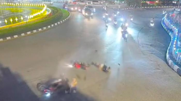 LAKA BUNDARAN UNTAN - Rekaman CCTV kecelakaan lalu lintas yang melibatkan dua sepeda motor di Bundaran Tugu Digulis, Jalan Ahmad Yani, Pontianak Selatan, Kota Pontianak pada Senin 20 April 2026 malam. Berikut kronologinya.