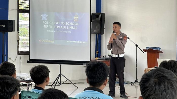 EDUKASI SISWA -Polres Sanggau melalui Unit Keamanan dan Keselamatan (Kamsel)  menggelar kegiatan Police Goes To School (PGTS), Selasa 21 April 2026. Kegiatan ini sebagai upaya edukasi keselamatan berlalu lintas bagi pelajar. 