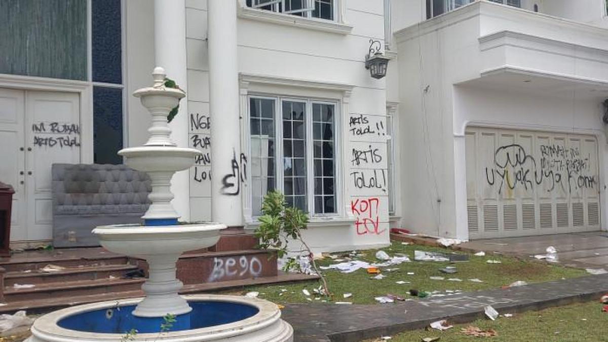 Kondisi rumah mewah anggota DPR Surya Utama alias Uya Kuya di Jalan Statistik No 1F, Pondok Bambu, Duren Sawit, Jakarta Timur, usai dijarah, Minggu pagi (31/8/2025).