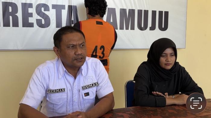 OPEN DONASI - Kasi Humas Polresta Mamuju, Iptu Herman Basir, saat konferensi pers di Mapolresta Mamuju, Jl KS Tubun, Kelurahan Rimuku, Kecamatan Mamuju, Kabupaten Mamuju, Selasa (21/4/2026).