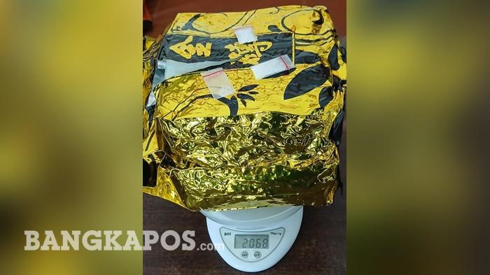 PEREDARAN NARKOBA -- Pelaku beserta barang bukti, saat diamankan anggota Ditresnarkoba Polda Babel, dikediamannya Kelurahan Air Kepala Tujuh, Kecamatan Gerunggang, Kota Pangkalpinang, Selasa (21/4/2026).