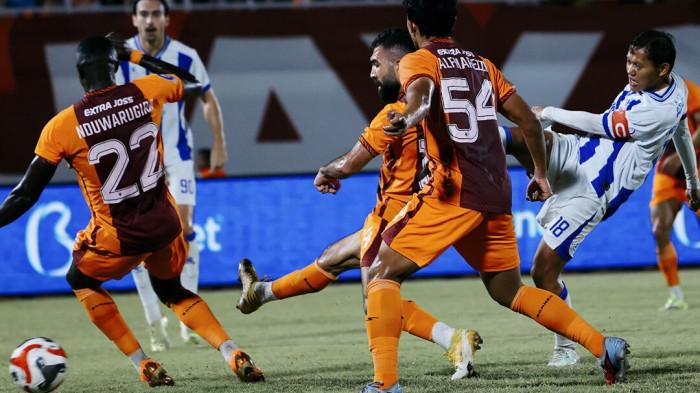 KEMELUT - Gelandang Persib Bandung, Adam Alis (paling kanan) melepaskan sepakan bola di tengah kemelut penjagaan pemain Borneo FC pada pertandingan tunda pekan ke-21 Super League di Stadion Segiri Samarinda, Minggu (15/3/2026) malam WIB.