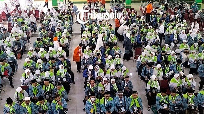 JCH dari Kloter 18 memasuki gedung Jeddah, Asrama Haji Donohudan, Ngemplak, Boyolali, Senin (29/5/2023).