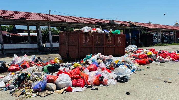 TUMPUKAN SAMPAH - Sampah yang menumpuk di Pasar Baru Mamuju, Jl Abdul Syakur, Karema, Mamuju, Selasa (21/4/2026). Kondisi ini merupakan buntut dari aksi penutupan akses menuju Tempat Pembuangan Akhir (TPA) Adi-Adi di Desa Botteng oleh warga setempat sejak Minggu lalu.