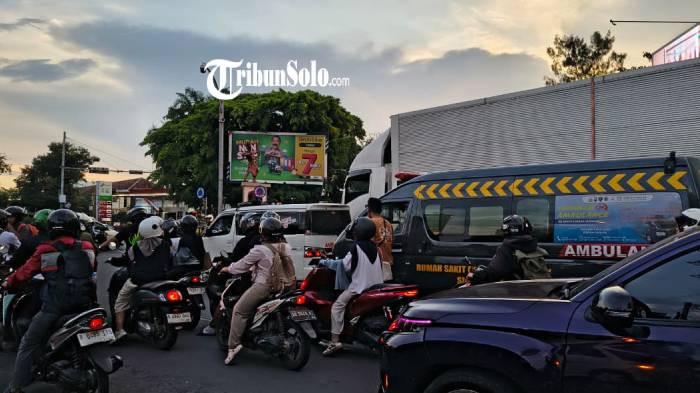 KECELAKAAN. Kecelakaan maut terjadi di simpang tugu Wisnu Manahan pada Selasa (21/4/2026) sore. Dua perempuan yang mengendarai motor sampai terseret truk box.