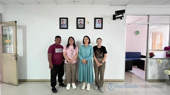 Kepala Sekolah didampingi beberapa jajaran guru SMP Kristen Karegesan