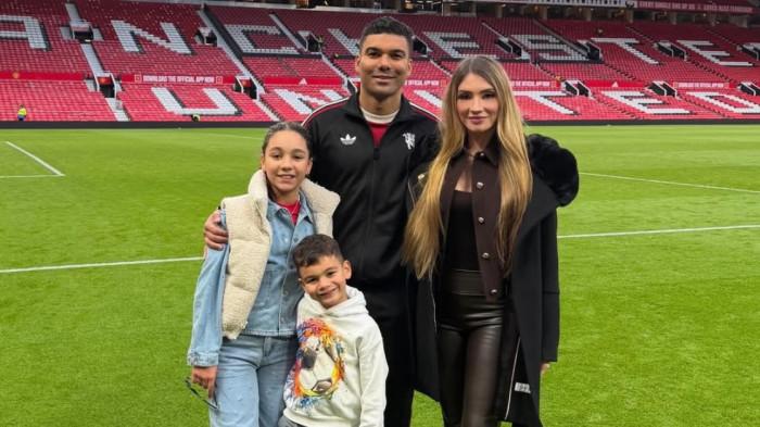 KELUARGA CASEMIRO - Momen Casemiro abadikan foto dengan keluarga kecilnya di Stadion Manchester United, Old Trafford.
