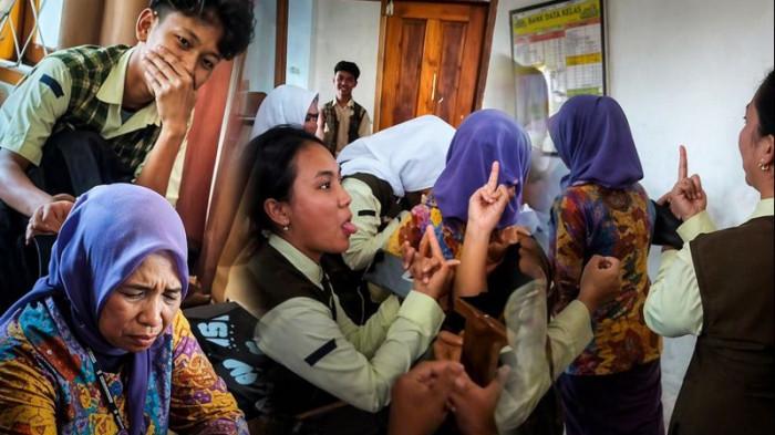 VIRAL DI MEDSOS - Foto Guru bernama Bu Atun Syamsiah yang diolok-olok hingga diacungkan jari tengah oleh siswa SMA Negeri 1 Purwakarta perkara tak terima diubah kelompok belajar, Selasa (21/4/2026).