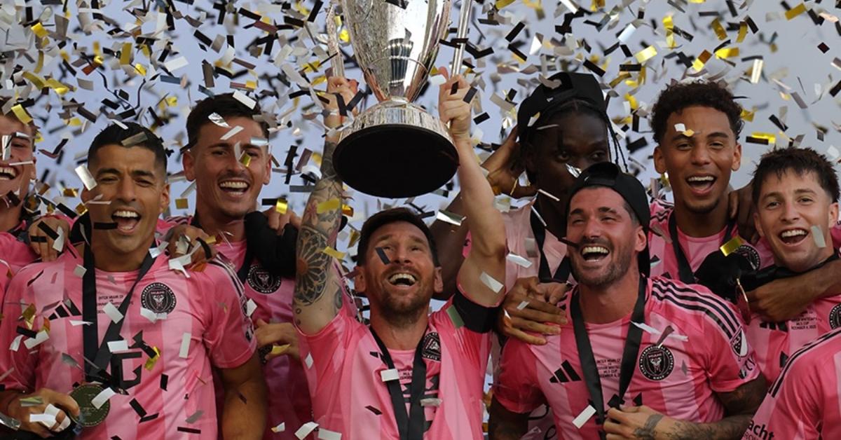 JUARA MLS 2025 - Kegembiaraan Lionel Messi saat angkat trofi MLS 2025 bersama Inter Miami pada Minggu (7/12/2025) setelah mengalahkan Vancouver 3-1 di laga final.