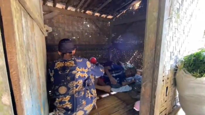 Saminah (51), warga Kampung Cikulur, Desa Muncangkopong, Kecamatan Cikulur, Kabupaten Lebak, Banten harus bertahan di tengah keterbatasan.