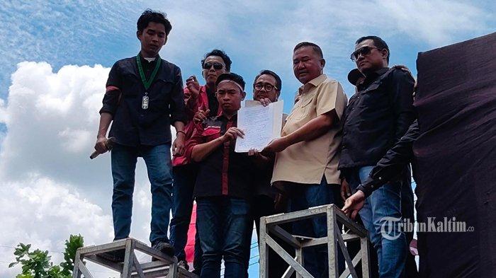 DEMO DI KALTIM - Wakil Ketua DPRD Kaltim dari Fraksi Partai Gerindra Ekti Imanuel (kemeja cokelat) bersama Ketua Komisi II DPRD Kaltim dari Fraksi Partai Gerindra Sabaruddin Panrecalle (tengah berkacamata) naik ke mimbar demonstran untuk menerima dan meneken pakta integritas yang disuarakan massa di depan Gedung DPRD Kaltim, Jalan Teuku Umar, Samarinda, Kalimantan Timur, Selasa (21/4/2026) siang. DPRD menerima seluruh aspirasi yang disampaikan demonstran, termasuk tuntutan untuk mengevaluasi kinerja Gubernur Kaltim Rudy Masud dan Wakil Gubernur Seno Aji.