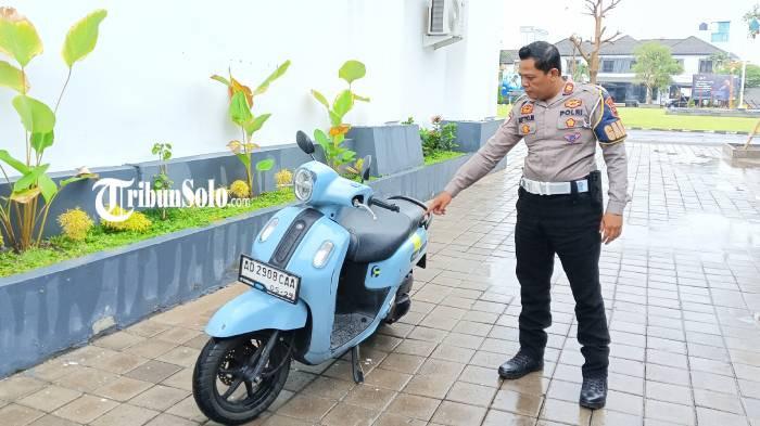 BARANG BUKTI. Sepeda motor Honda Fazio warna biru muda dengan plat nomor AD 2908 CAA yang dikendarai dua korban kecelakaan lalu lintas di simpang tugu Wisnu Manahan Solo kemarin diamankan di Mapolresta Solo.