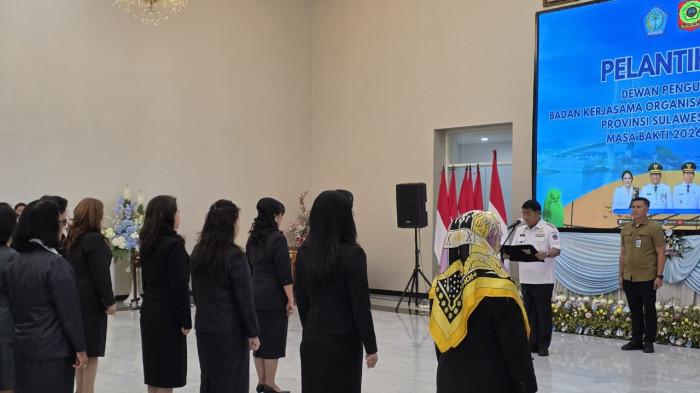 PELANTIKAN - Gubernur Sulawesi Utara, Yulius Selvanus Komaling (YSK), resmi melantik Ketua dan Pengurus Badan Kerjasama Organisasi Wanita (BKOW) Provinsi Sulut masa bakti 2026–2031, Rabu (22/4/2026).
