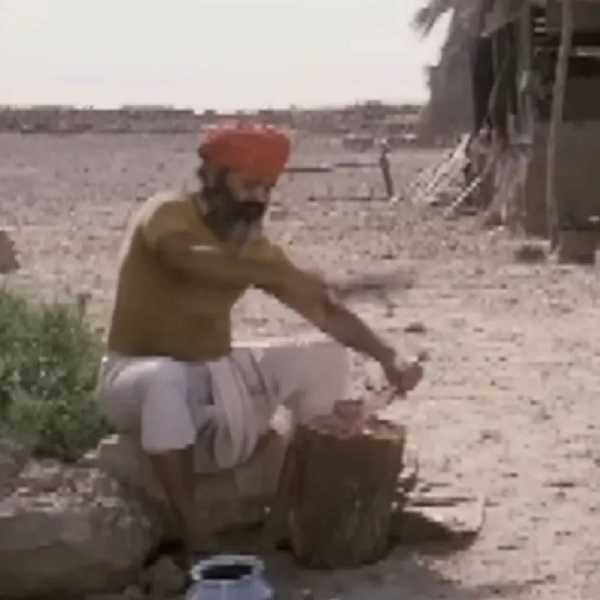 या शॉर्ट फिल्मचं वैशिष्ट म्हणजे यात कोणताही डायलॉग नाही. फक्त अभिनय आणि भावनांच्या आधारे या चित्रपटाची कथा मांडण्यात आली आहे. यातील इरफान आणि नवाजुद्दीनच्या जोडीला प्रेक्षकांनी खूप पसंत केलंय. यामध्ये इरफान एका भ्रष्ट पोलीस अधिकाऱ्याच्या भूमिकेत आहे. तर नवाजुद्दीनने एका हिंसक लुटारूची भूमिका साकारली आहे. 