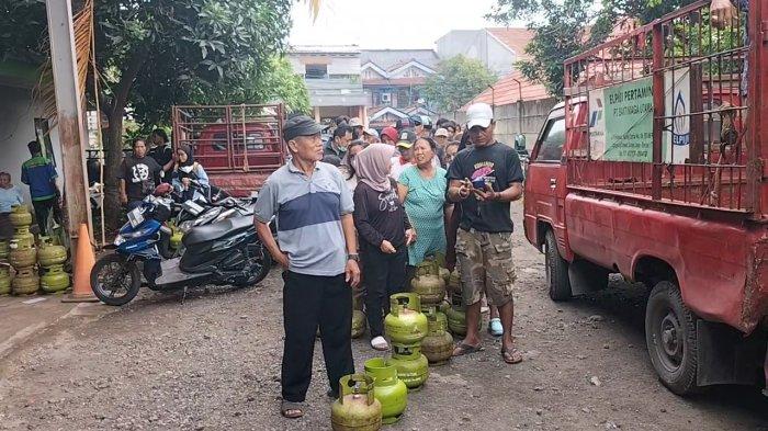 Antrean warga membeli gas Elpiji 3kg 